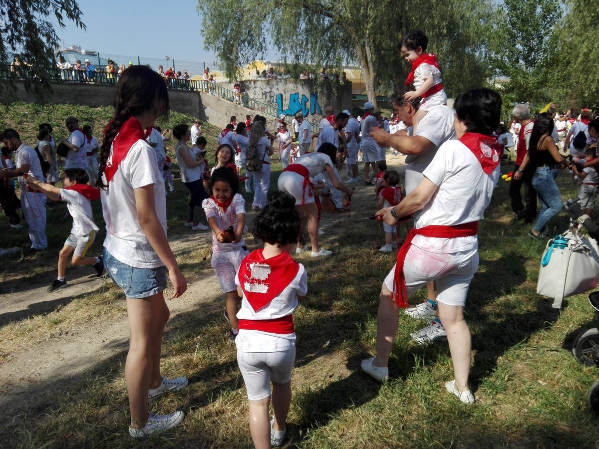 Fotos: La versión infantil de la batalla del vino en Haro