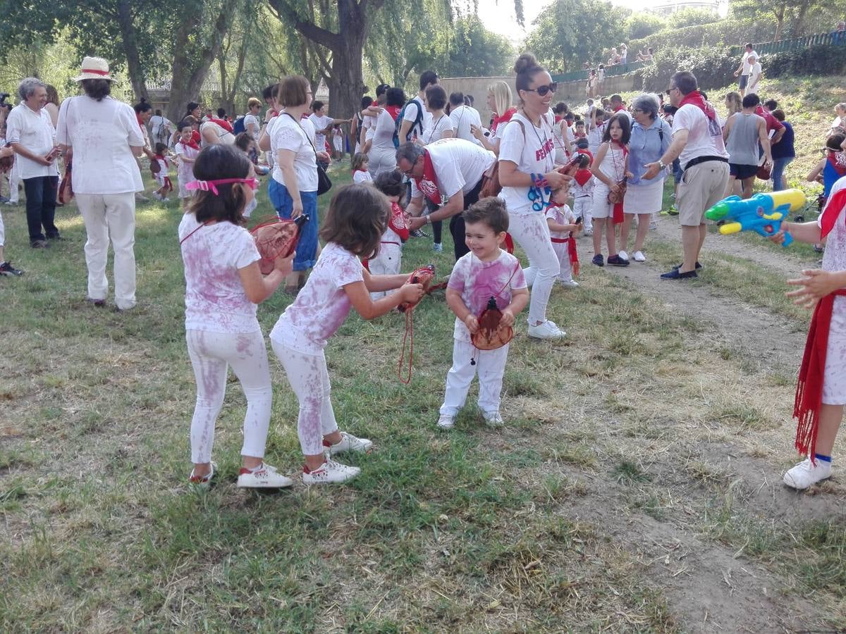 Fotos: La versión infantil de la batalla del vino en Haro