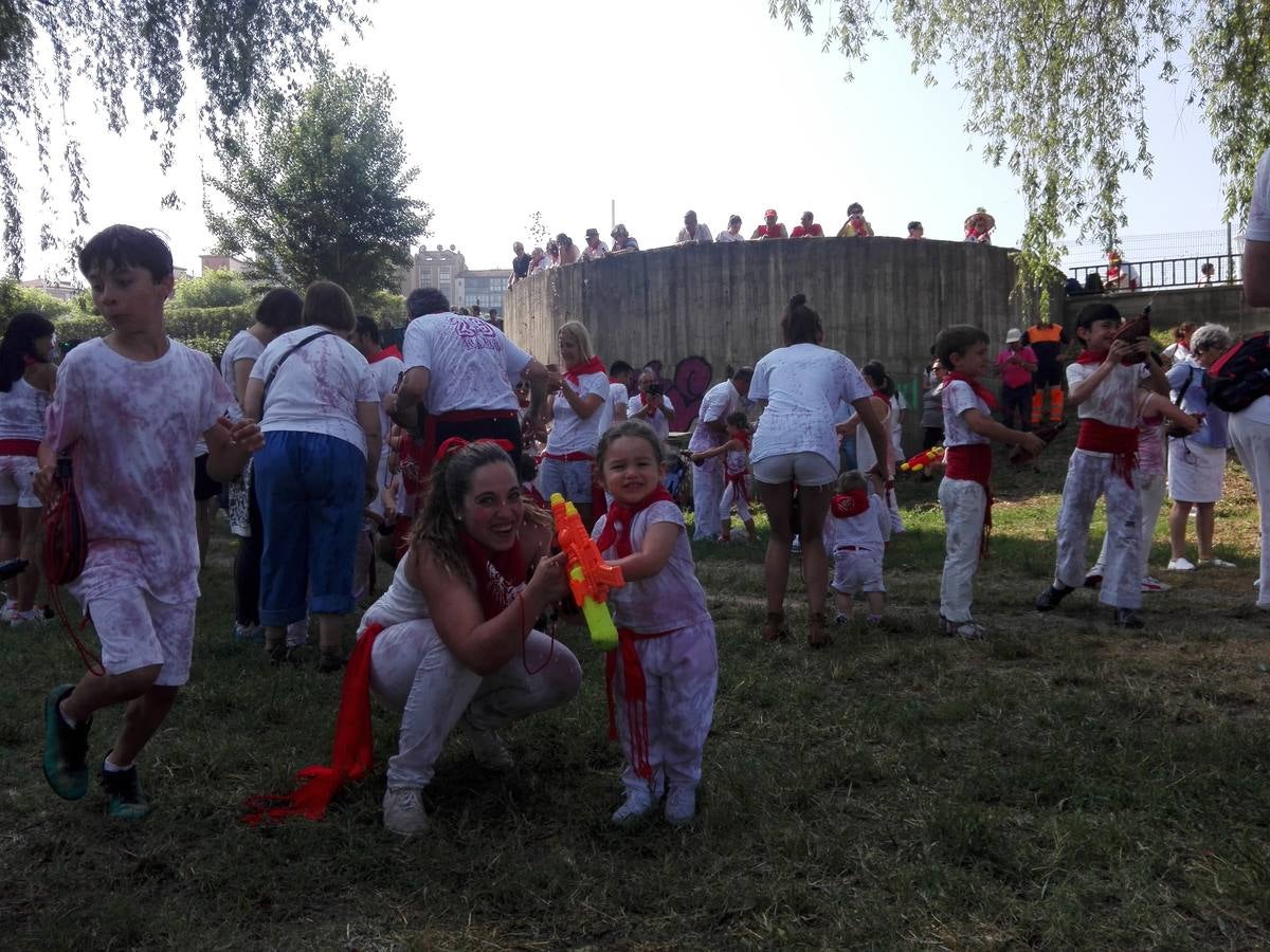 Fotos: La versión infantil de la batalla del vino en Haro