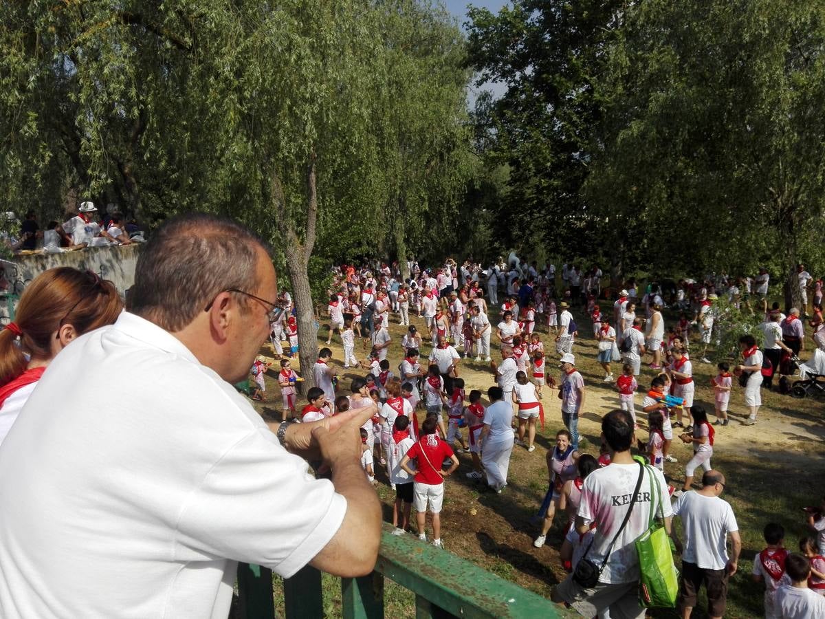 Fotos: La versión infantil de la batalla del vino en Haro