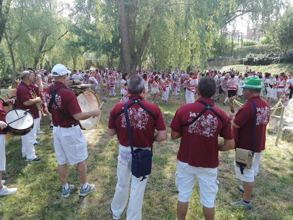 Fotos: La versión infantil de la batalla del vino en Haro