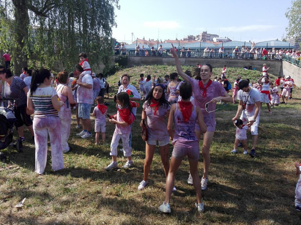 Fotos: La versión infantil de la batalla del vino en Haro