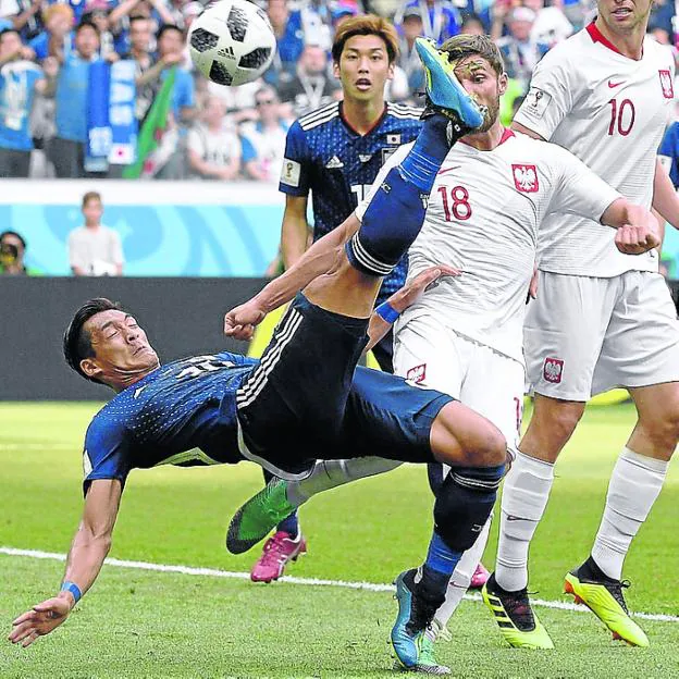 El japonés Tomoaki Makino despeja un balón. :: AFP