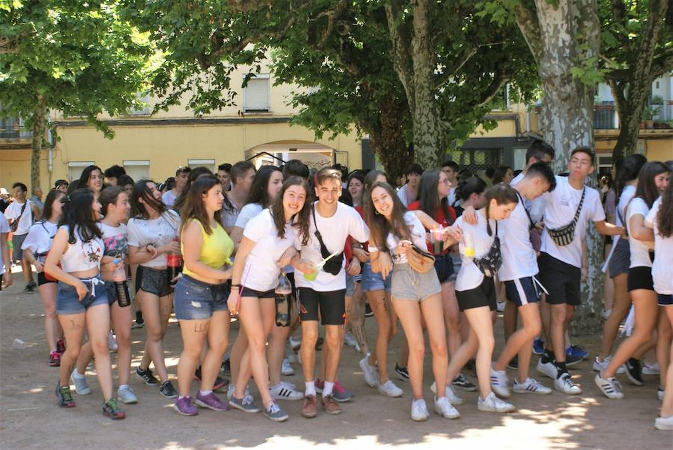 Tras los almuezos las fuerzas estaban muy enteras antes de dejarse llevar por el trance de las vueltas de San Pedro, que fueron una gran fiesta ya que ni la lluvia doblegó los ánimos de los najerinos.