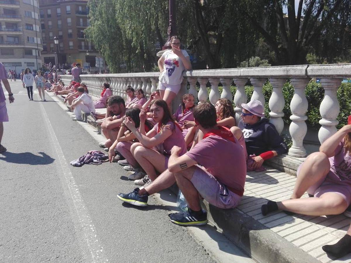 Unas 12.000 personas, siempre con datos de la Policía Local, toman los Riscos de Bilibio para participar en la Batalla del Vino del Haro