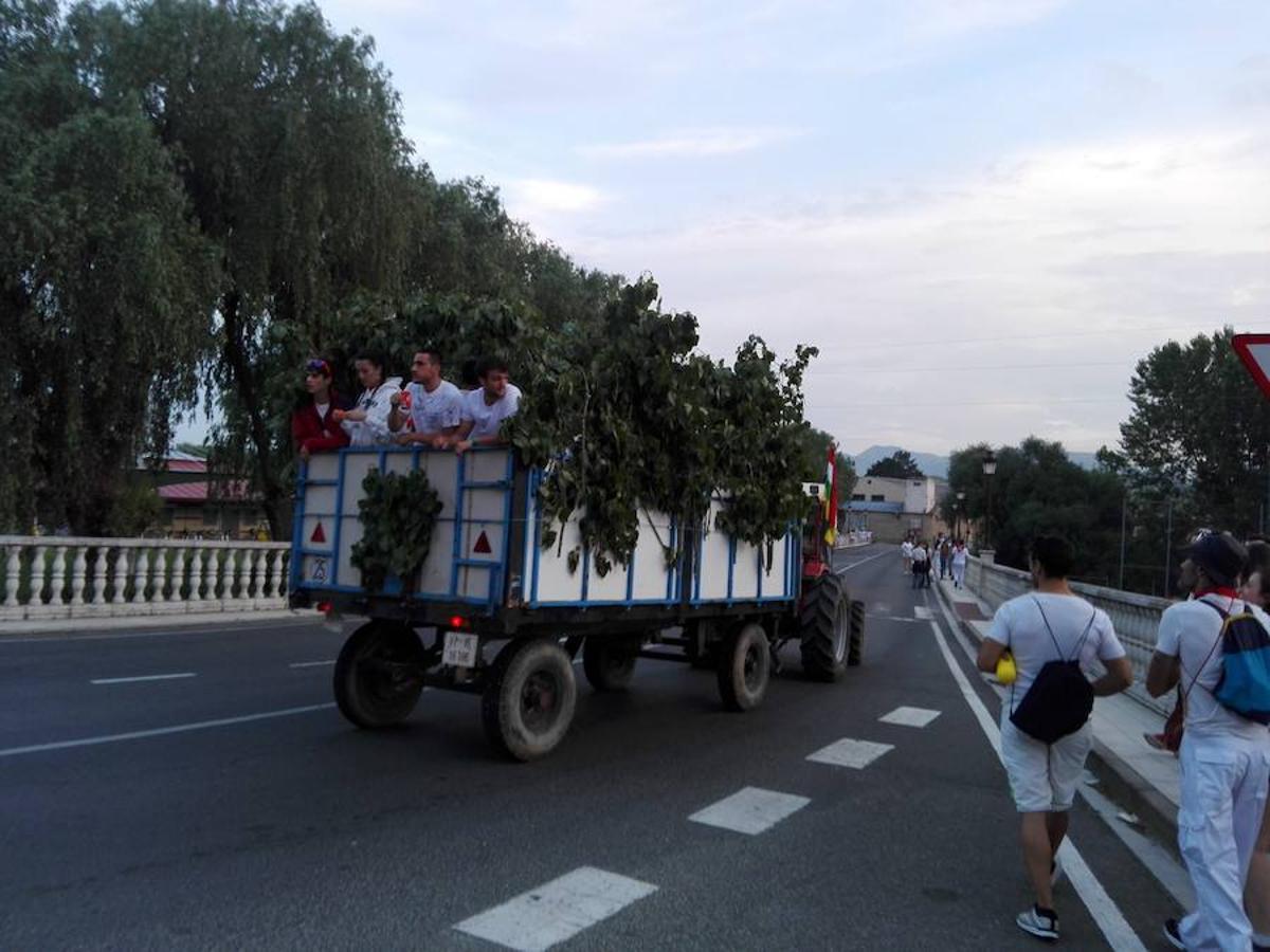 Unas 12.000 personas, siempre con datos de la Policía Local, toman los Riscos de Bilibio para participar en la Batalla del Vino del Haro