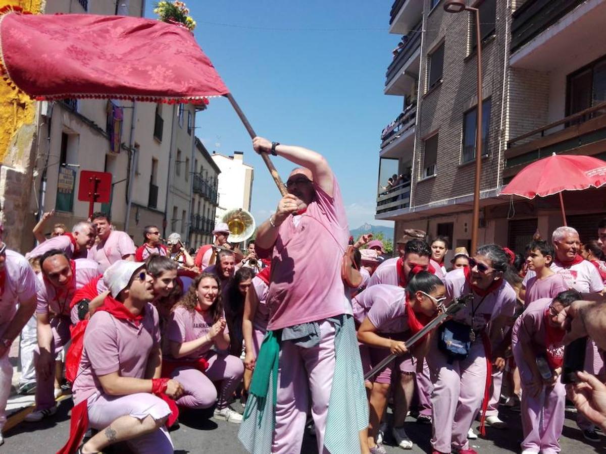 Unas 12.000 personas, siempre con datos de la Policía Local, toman los Riscos de Bilibio para participar en la Batalla del Vino del Haro