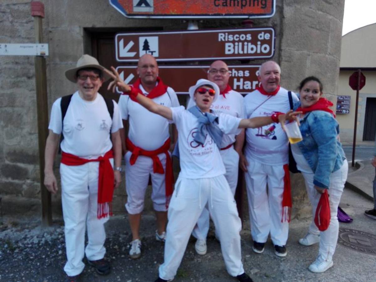 Unas 12.000 personas, siempre con datos de la Policía Local, toman los Riscos de Bilibio para participar en la Batalla del Vino del Haro