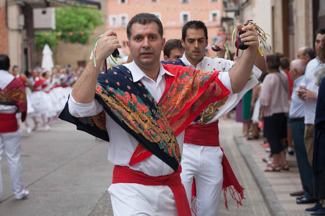 Procesión y misa con la danza del santo en la festiva Lardero en una multitudinaria procesión.