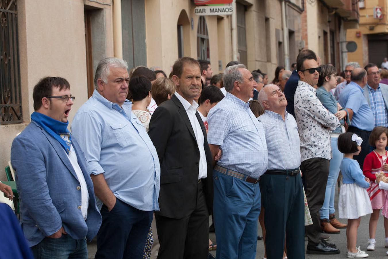 Procesión y misa con la danza del santo en la festiva Lardero en una multitudinaria procesión.