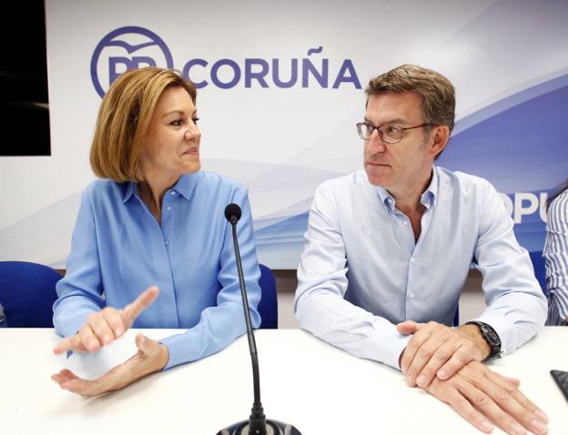 Cospedal y Núñez Feijóo, ayer, durante un encuentro con afiliados en A Coruña. :: Cabalar / EFE