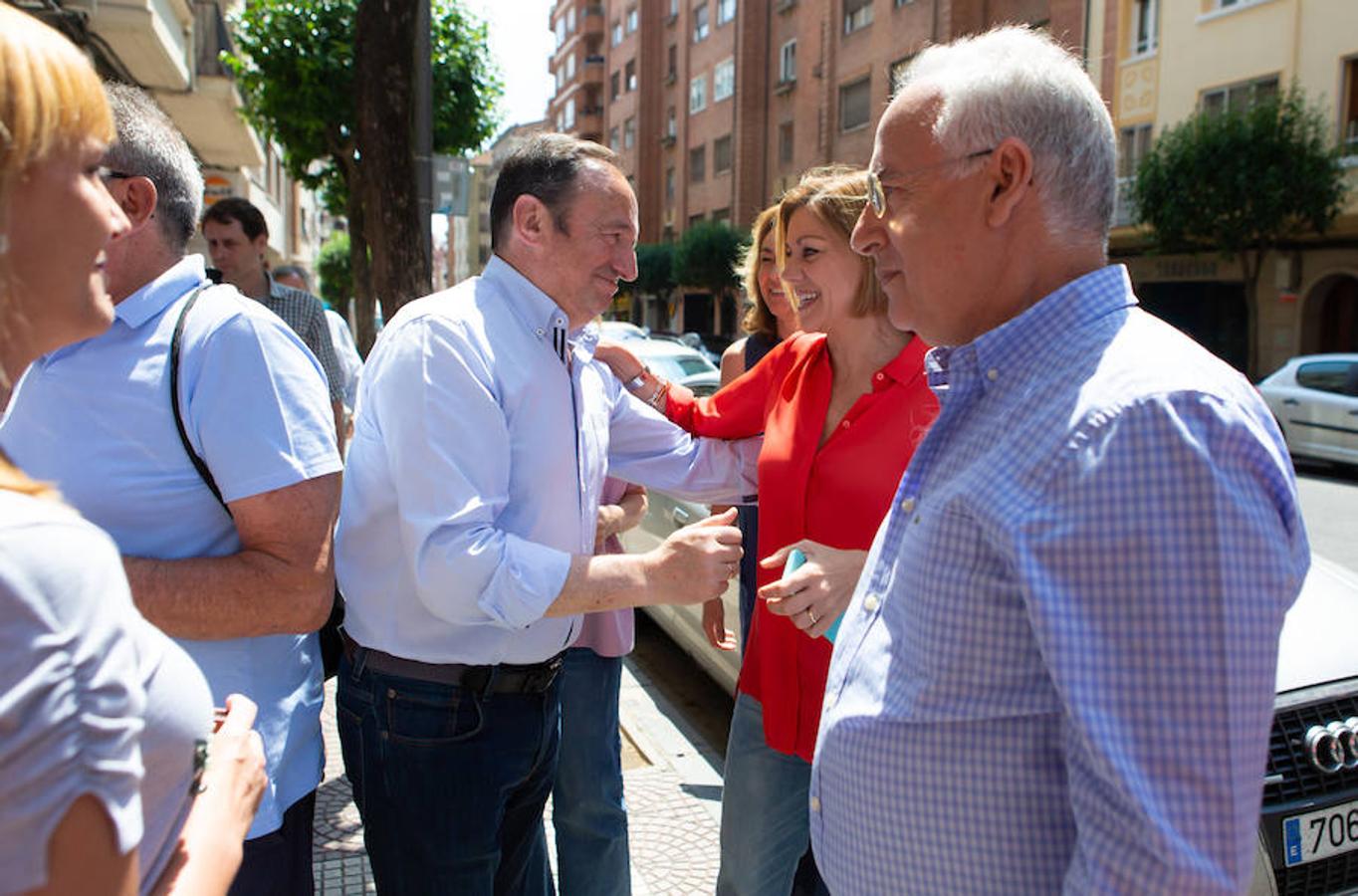 María Dolores de Cospedal se ha dado un paseo por Logroño para realizar su campaña personal para hacerse con las riendas del PP. Es el tercero de los aspirantes que se da una vuelta por Logroño y Soraya, su gran rival, no tardará en acercarse a la capital riojana. 