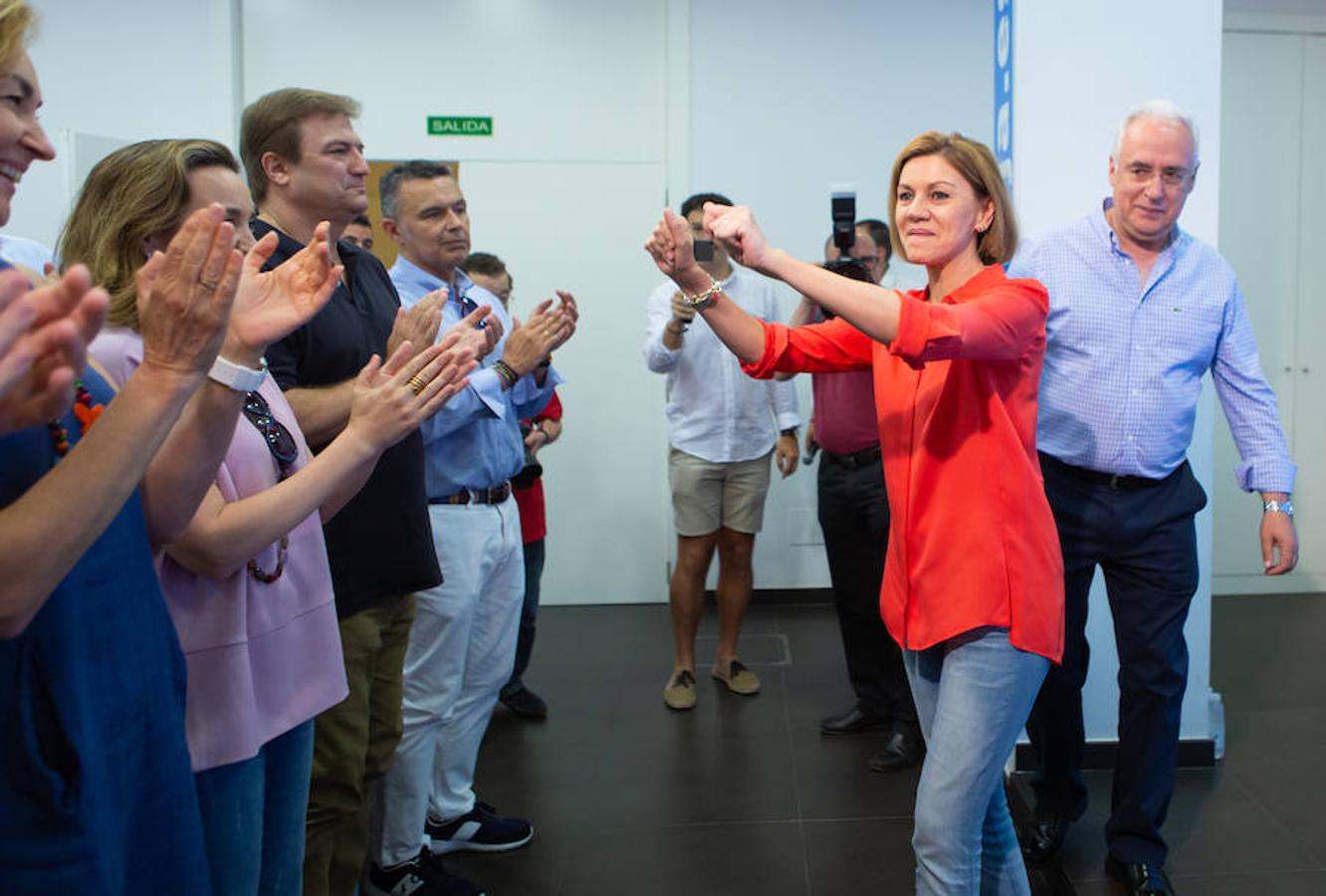 María Dolores de Cospedal se ha dado un paseo por Logroño para realizar su campaña personal para hacerse con las riendas del PP. Es el tercero de los aspirantes que se da una vuelta por Logroño y Soraya, su gran rival, no tardará en acercarse a la capital riojana. 