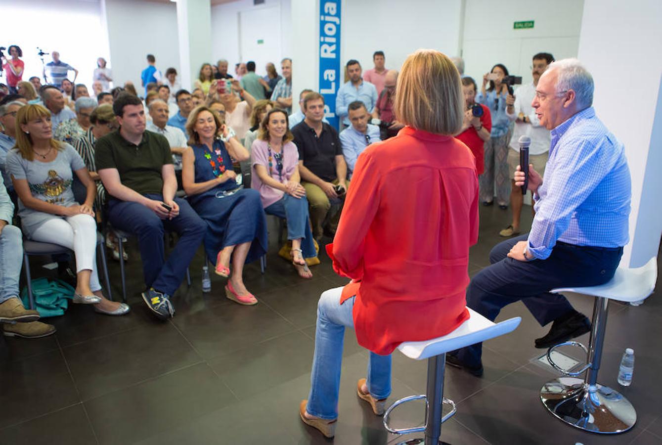 María Dolores de Cospedal se ha dado un paseo por Logroño para realizar su campaña personal para hacerse con las riendas del PP. Es el tercero de los aspirantes que se da una vuelta por Logroño y Soraya, su gran rival, no tardará en acercarse a la capital riojana. 