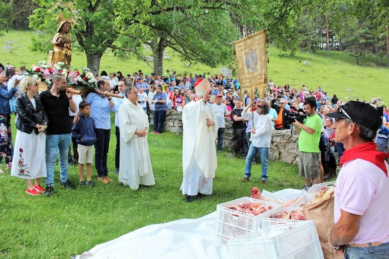 Más de dos mil personas han asistido hoy al reparto de la «Caridad grande» en la ermita de la Virgen de Lomos de Orio, en Villoslada de Cameros.