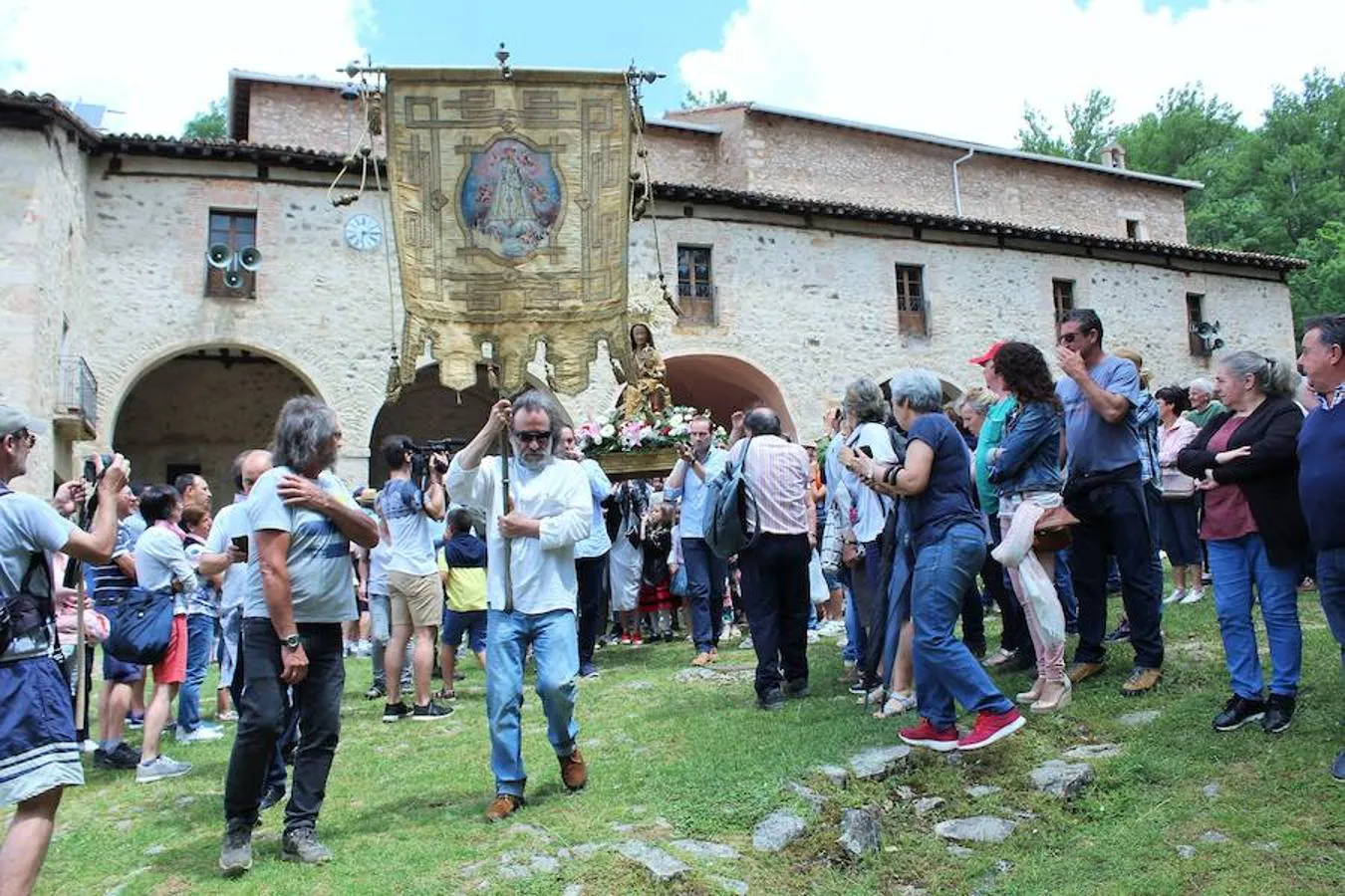 Más de dos mil personas han asistido hoy al reparto de la «Caridad grande» en la ermita de la Virgen de Lomos de Orio, en Villoslada de Cameros.