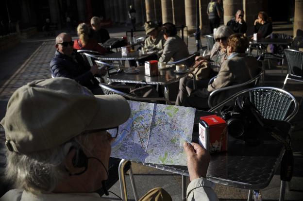 Un grupo de turistas descansa en una terraza de Bilbao. :: ignacio pérez