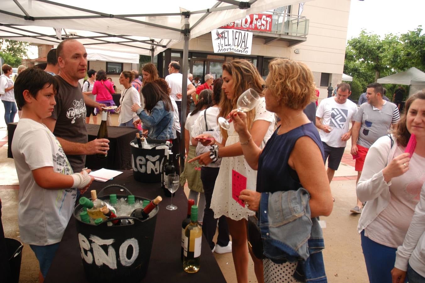 La localidad se une para catar vinos