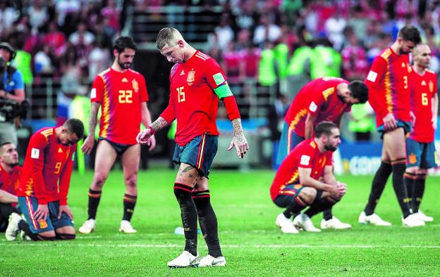 Sergio Ramos se lamenta, al igual que sus compañeros, tras la eliminación del Mundial de Rusia. :: reuters
