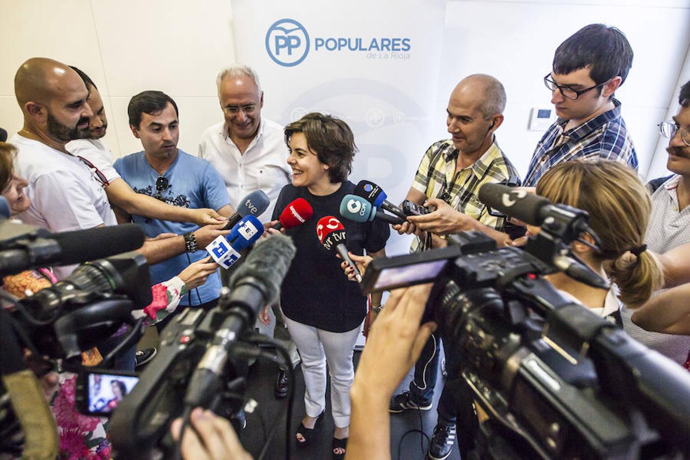 La andidata a la Presidencia del PP Soraya Sáenz de Santamaría ha asegurado hoy en Logroño que es, respecto al resto de aspirantes a presidir el partido, la «más idónea para gobernar en este momento» y la que «podría ayudar a recuperar el voto para el PP» de aquellos que han dejado de hacerlo.