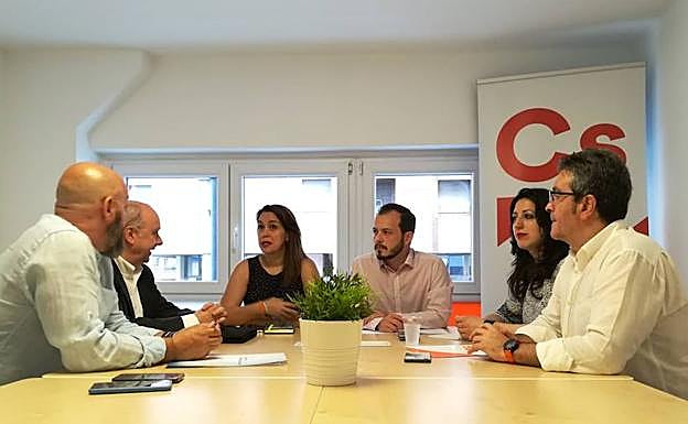Reunión de varios miembros del equipo de Ciudadanos en La Rioja. 