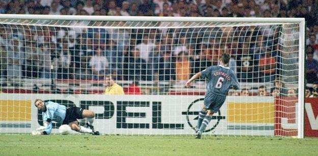 Seaman consuela a Southgate tras errar el penalti que le detuvo el guardameta alemán Andreas Köpke en la Eurocopa de 1996. :: R. C.