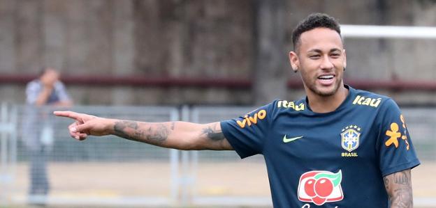Neymar se encuentra
feliz tras recuperarse
de una lesión y haber
llegado a cuartos
con Brasil. :: afp
