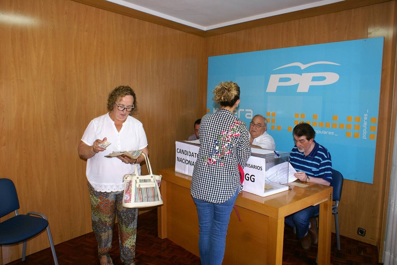 Los militantes riojanos han acudido a las urnas a votar a uno de los candidatos para asumir la presidencia nacional del Partido Popular 