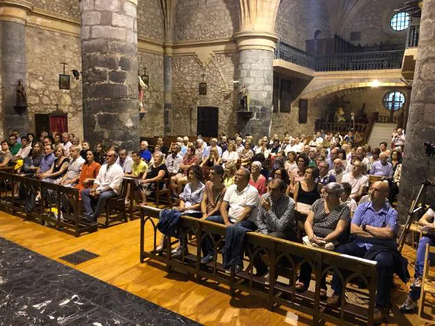 El público llenó ayer la iglesia parroquial de Arnedillo para disfrutar del dúo de chelistas formado por Aldo Mata y Eduardo González. :: l.r.