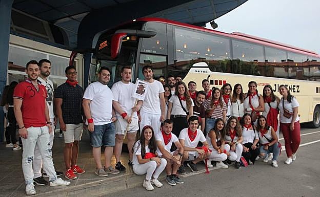 lAlfaro. Los alfareños partieron hacia la capital navarra en horario vespertino. :: E.P.