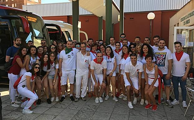 Arnedo. Vecinos de la ciudad del calzado madrugaron ayer para viajar hasta Pamplona. :: E. pascual