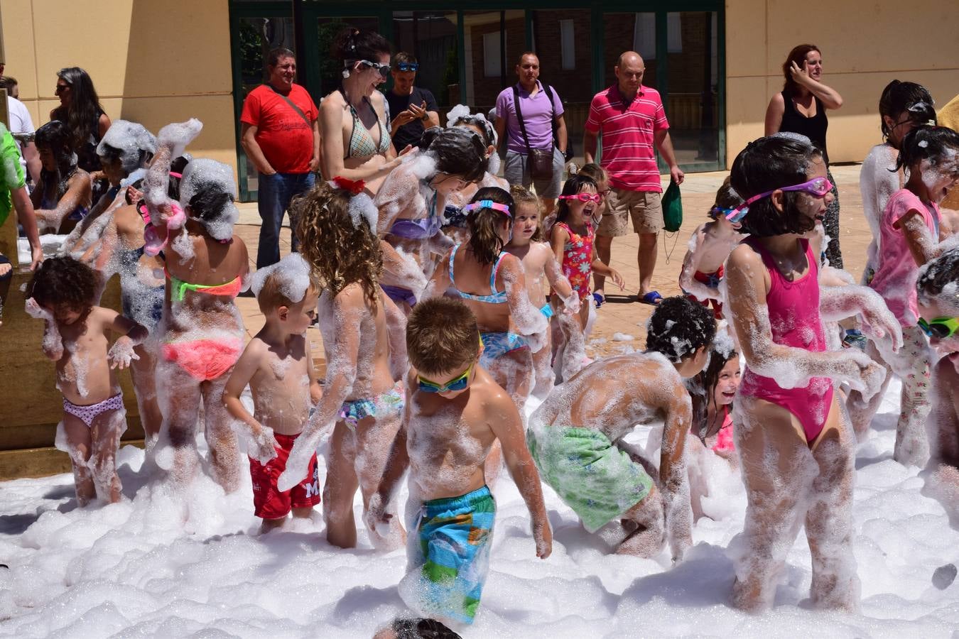 Fotos: Divertido domingo de fiestas en Entrena