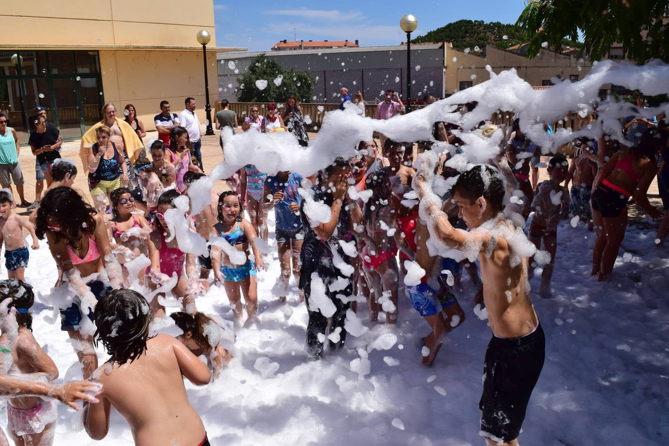 Fotos: Divertido domingo de fiestas en Entrena