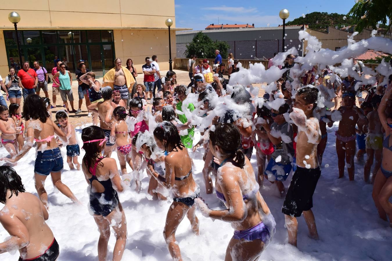 Fotos: Divertido domingo de fiestas en Entrena