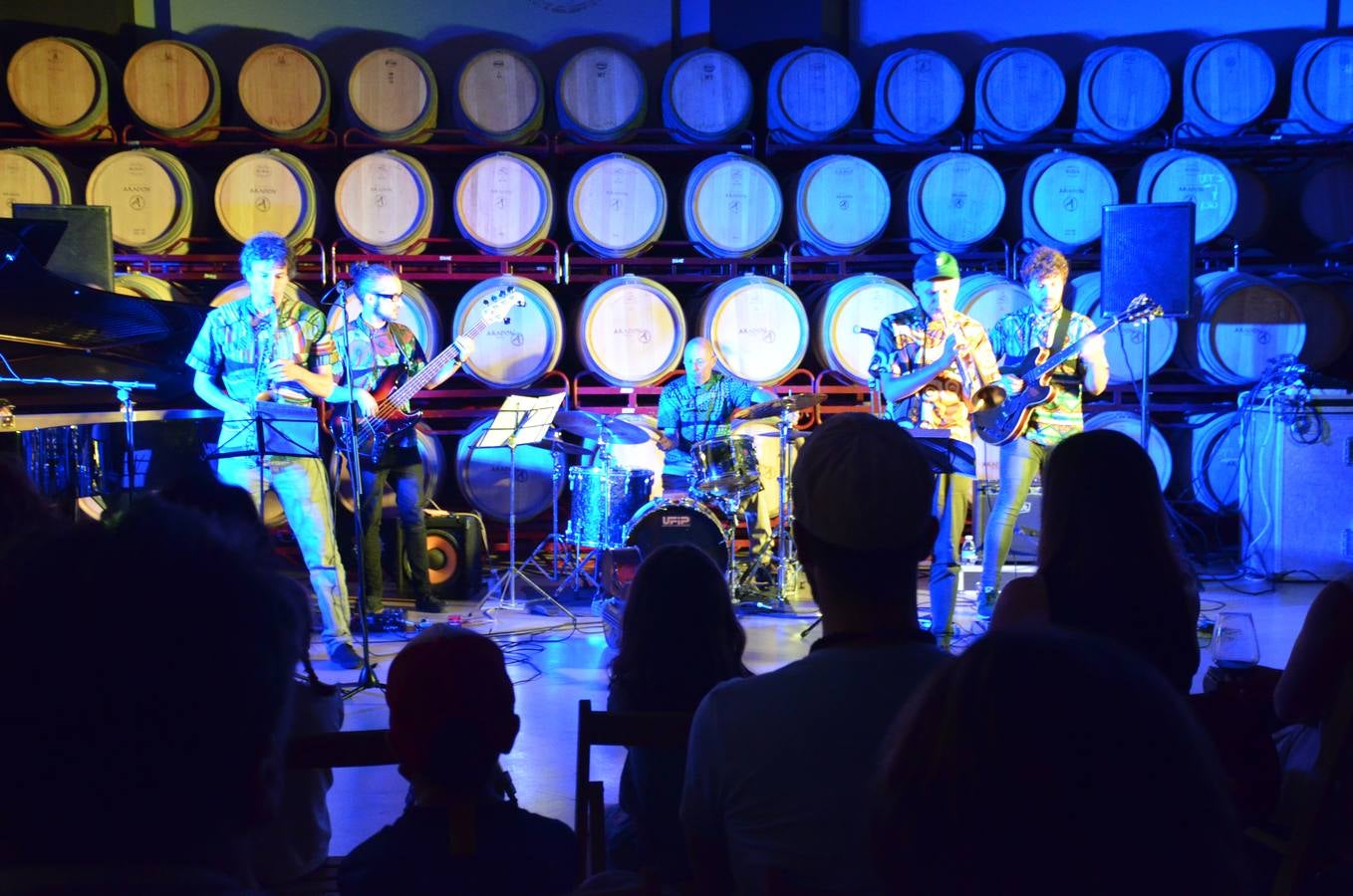 El festival Nicajazz de Alcanadre disfrutó ayer del concierto de Tommy Gaggiani Therion Proyect, en Bodegas Aradón