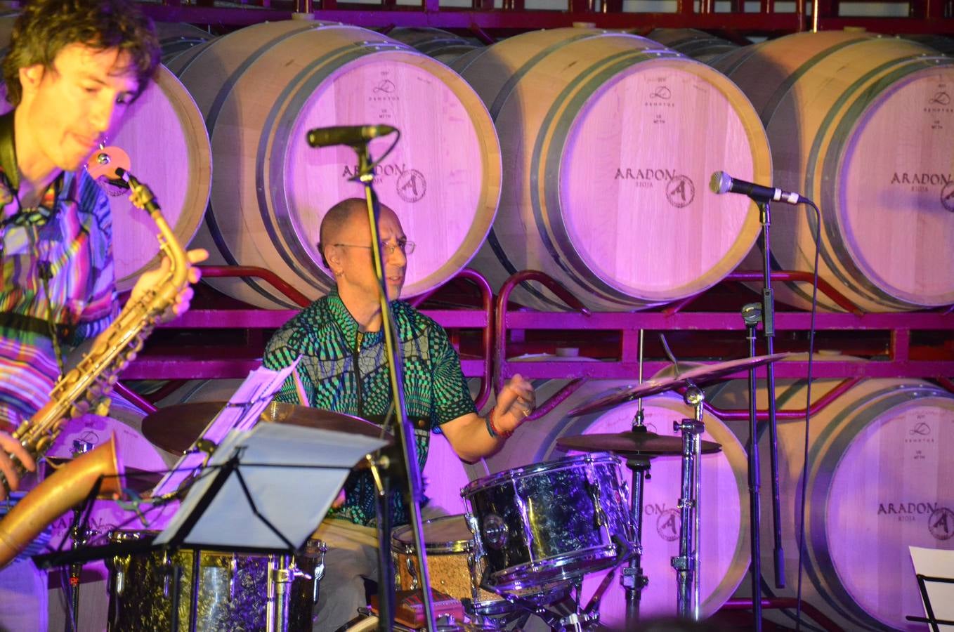El festival Nicajazz de Alcanadre disfrutó ayer del concierto de Tommy Gaggiani Therion Proyect, en Bodegas Aradón