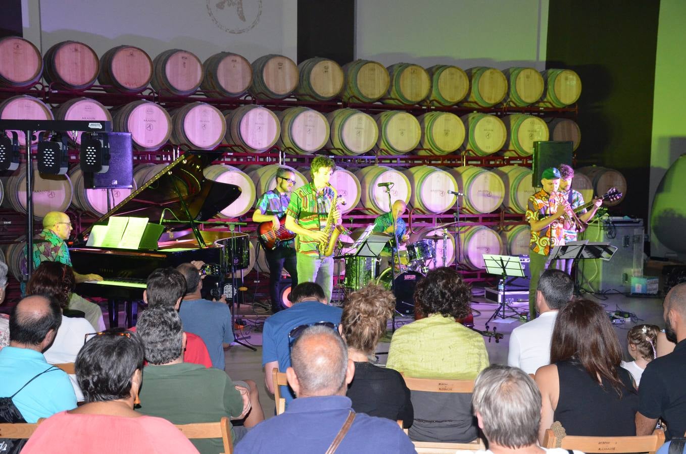 El festival Nicajazz de Alcanadre disfrutó ayer del concierto de Tommy Gaggiani Therion Proyect, en Bodegas Aradón