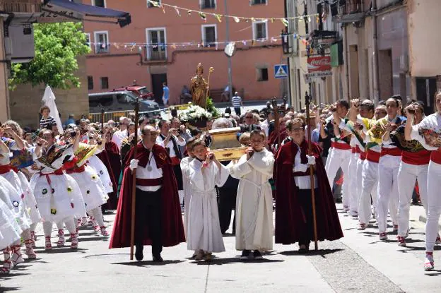 El grupo de danzas de Lardero acompañó a la procesión en el traslado de San Marcial hasta su basílica. :: miguel herreros
