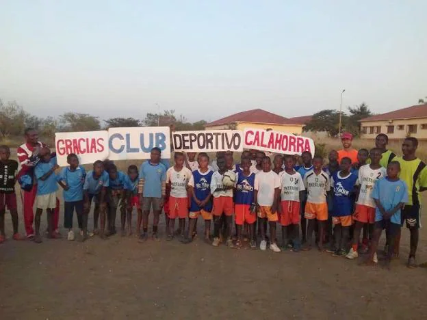 Niños del orfanato Casa do Gaiato posan con un cartel de agradecimiento al Calahorra. 