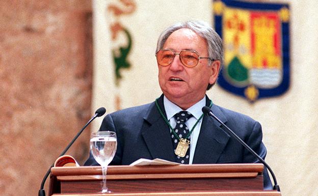 Bezares, cuando recibió la Medalla de La Rioja, y un vídeo en el que analizaba entonces su trayectoria personal y profesional. 