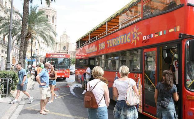 Varios autobuses turísticos de Valencia en una imagen de archivo. 