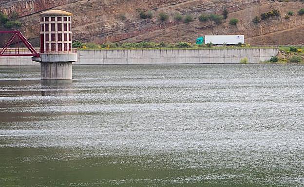 Imagen del embalse de Pajares en su tope de capacidad. 