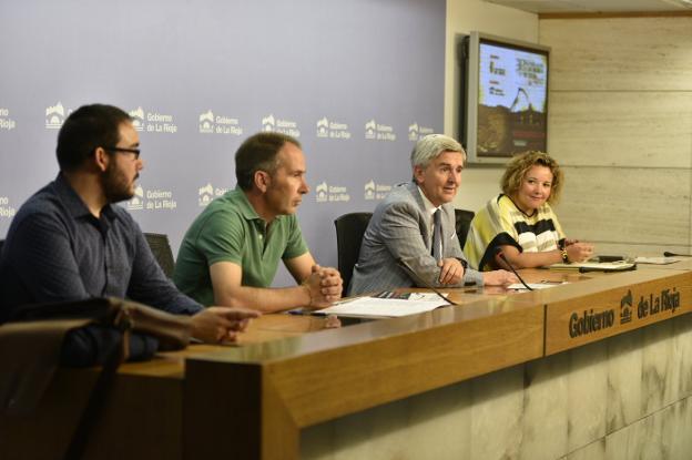 Presentación de la Escenificación de la Carta Fundacional del Pan y Queso de Quel, ayer en Logroño. :: l.r.
