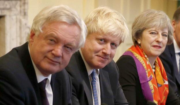 Davis, Johnson y May, juntos en una reunión que mantuvieron en Dowing Street en noviembre de 2016. :: Peter Nicholls / AFP
