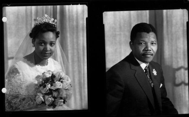 Fotografía de un joven Nelson Mandela junto a su mujer, Winnie Mandela.