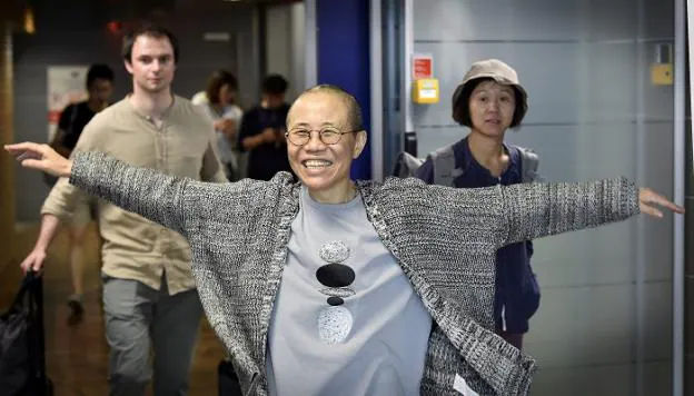 Li Xia sonríe tras aterrizar ayer en Helsinki. :: Jussi Nukar / reuters
