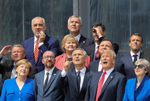 Los líderes europeos posan junto a Donald Trump, durante la parada militar al inicio de la cumbre de la OTAN. :: L. Marín / Reuters
