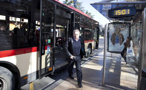 Un viajero se apea del autobús.