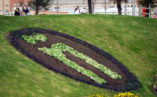 La «ñ» representativa de la ciudad de Logroño, dibujada en un parterre, en una zona del parque San Miguel en los jardines de Logroño