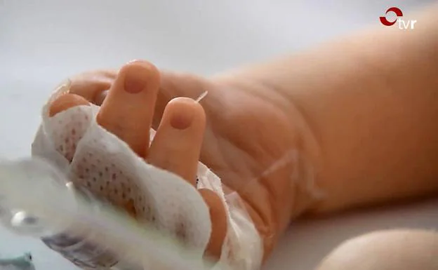 Manita de un bebé prematuro en una incubadora del servicio de neonatos del San Pedro. 